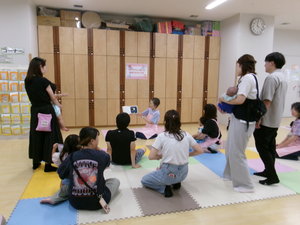 9月に下新倉児童館で開催した「出張図書館！あかちゃんと楽しむ絵本とわらべうた」の様子