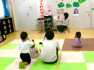 1月15日に下新倉児童館で開催したひまわりおはなし会の様子