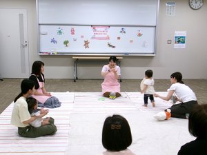 6月のあかちゃんと楽しむ絵本とわらべうたの様子