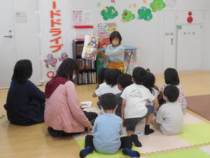 5月17日の下新倉児童館でのひまわりおはなし会の様子