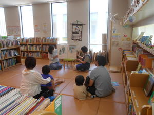 6月8日に下新倉分館で開催した絵本とおはなしの会の様子