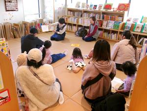 11月9日の下新倉分館での絵本とおはなしの会の様子