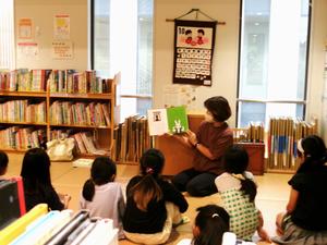 10月16日の図書館下新倉分館でのひまわりおはなし会の様子