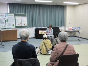 読み聞かせ『Ten Red Apples』の様子