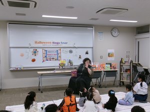 10月19日（日）【分館】「英語おはなし会Peek'n See! ～Halloween Bingo Fever～」（ハロウィンってどんなおまつり？）を開催しましたの画像