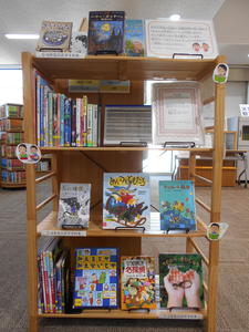 白子小学校の児童が読書週間に取り組んだおすすめ本の紹介カードの下新倉分館での展示