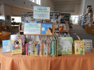 下新倉分館5月の児童書テーマ展示「子ども読書に日おすすめの本」の様子