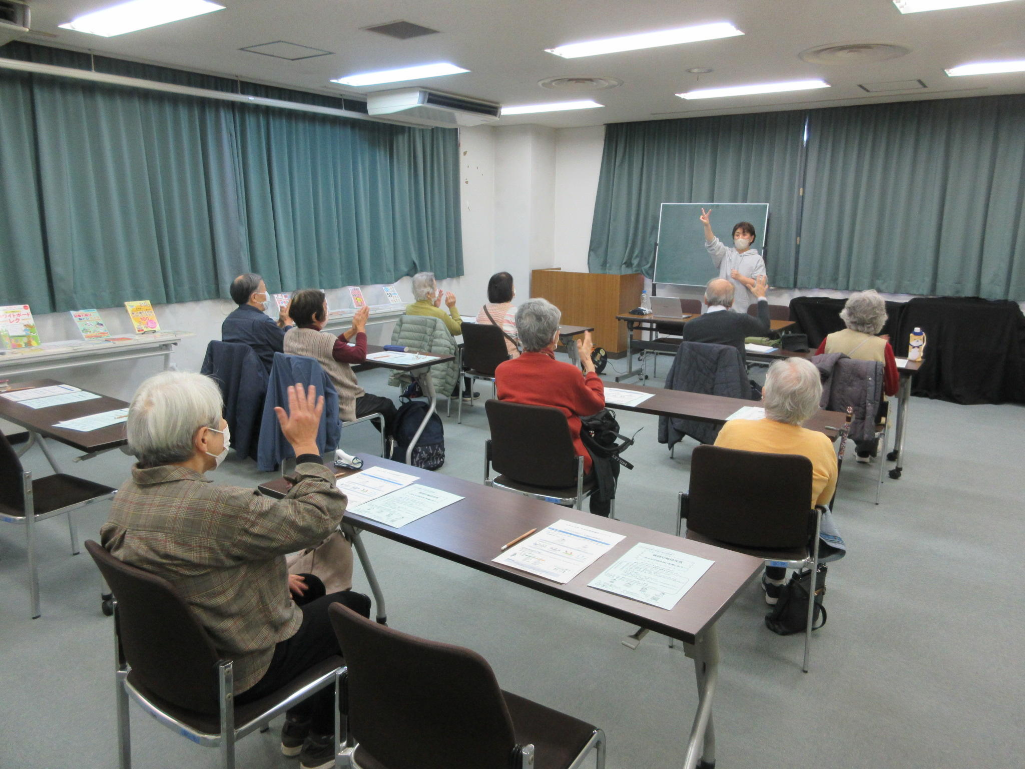 11月21日（木）【本館】市民図書館講座「身体を使って楽しく脳活！誰でもできる『シナプソロジー』」を開催しましたの画像