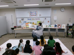6月21日（日）【分館】英語おはなし会Peek'n See! 「World Wide Stories  外国のえほんをよもう！」を開催しましたの画像