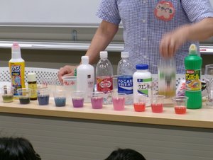 【分館】子どもの科学「酸とアルカリで遊ぼう」２